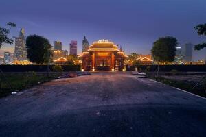 visie van een khanh pagode en ho chi minh stad horizon. verbazingwekkend kleurrijk visie van wolkenkrabbers en andere modern gebouwen in de stad centrum foto