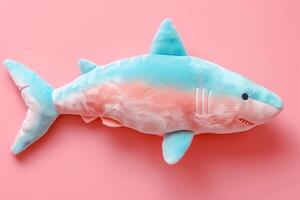 ai gegenereerd speelgoed- zacht pluche haai in pastel kleuren Aan een roze achtergrond foto