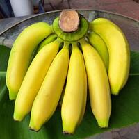 beeld van fruit, bananen geplaatst Aan de tafel foto