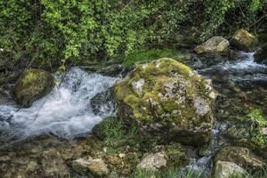 een klein waterval in de buurt de dorp van potpece in Servië foto