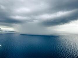 wolkbreuk in de oceaan in de buurt de kust. foto