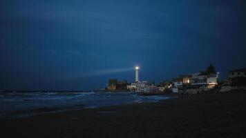 vuurtoren Aan de strand in de nacht foto