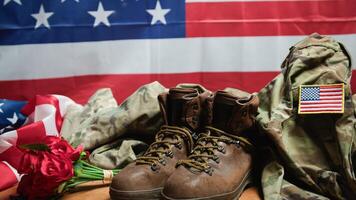 laarzen hoed en Verenigde Staten van Amerika vlag dichtbij omhoog voor veteranen dag foto