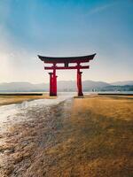 de religieus licht van de torii poort foto