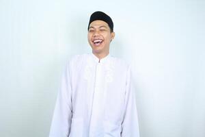 extatisch Aziatisch moslim Mens lachend gelukkig geïsoleerd Aan wit achtergrond foto