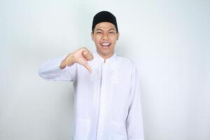 grappig moslim Aziatisch Mens geven duimen naar beneden geïsoleerd Aan wit achtergrond foto