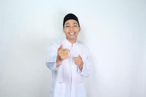 glimlachen moslim Aziatisch Mens richten naar camera geïsoleerd Aan wit achtergrond foto