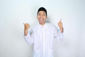 gelukkig moslim Aziatisch Mens geven twee duimen omhoog geïsoleerd Aan wit achtergrond foto