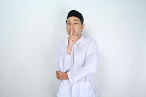 aantrekkelijk moslim Mens Aziatisch tonen stil gebaar geïsoleerd Aan wit achtergrond foto