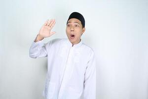 geschokt moslim Mens Aziatisch golvend hand- naar geven groet geïsoleerd Aan wit achtergrond foto