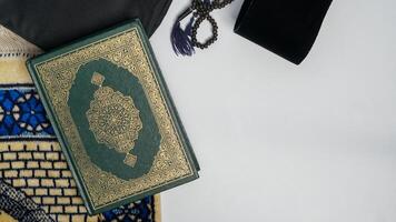 Islamitisch achtergrond met kopiëren ruimte, met moslim gebed uitrusting foto