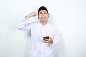 verdrietig moslim Aziatisch Mens huilen met Holding telefoon foto