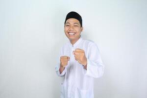 gelukkig Aziatisch moslim Mens verhogen vuist tonen klaar naar strijd gebaar geïsoleerd Aan wit achtergrond foto