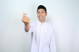 opgewonden Aziatisch Mens moslim geven Koreaans hart vorm Bij camera geïsoleerd Aan wit achtergrond foto