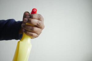 Holding een plastic fles sproeien desinfecteren foto