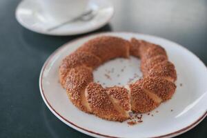 Turks bagel simit Aan tafel foto