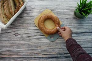 top visie van hand- plukken Turks bagel simit Aan tafel foto