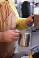 maken laat koffie in een cafe foto