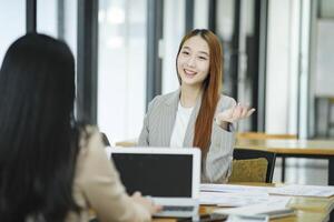 bedrijf collega's in discussie gedurende baan interview foto