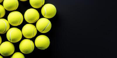 ai gegenereerd geel tennis bal stapel Aan zwart achtergrond. groep van sport- uitrusting met kopiëren ruimte. oefening en recreatie. vrije tijd spel foto