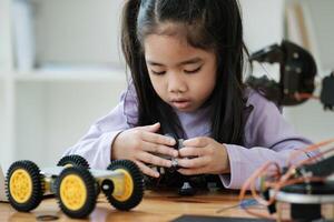 stam onderwijs concept. Aziatisch jong meisje aan het leren robot ontwerp. foto