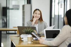 bedrijf collega's in discussie gedurende baan interview foto