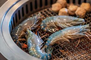 gegrild rivier- garnalen Aan een heet houtskool grillen. gegrild garnalen, foto