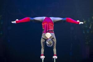 een strakke koord wandelaar acrobaat meisje presteert en doet de splitst. foto