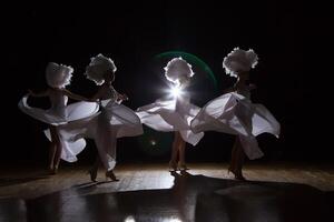 cabaret.meisjes dans verscheidenheid show. dansers in wit jurken uitvoeren modern dans cabaret foto