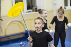 weinig jongen leren circus kunst.kind leren naar jongleren foto