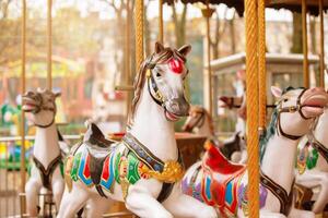 wijnoogst carrousel paard in de zon. kinderjaren herinneringen. foto