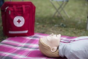 lay-out voor opleiding in eerste hulp. opleiding dummy voor beoefenen kunstmatig ademhaling foto