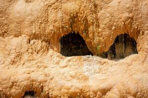 vorming van mineraal water deposito's. geologisch formaties in Georgië. foto