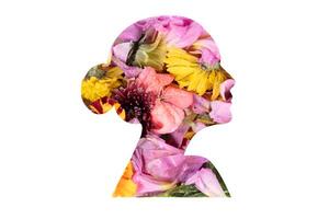 sjabloon van een meisjes gezicht in profiel met bloemen textuur. concept van vrouw schoonheid en Gezondheid. symbool van jeugd foto