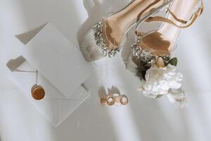 bruid verloving ring, stiletto's, parfum. bruiloft details van de bruid. bloemen mooi licht. bruiloft jurk foto