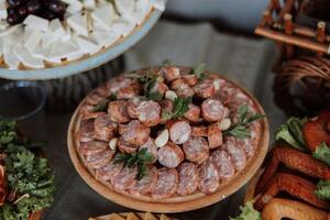 vlees en kaas snacks Aan de buffet. een buffet in een Gesloten kamer, Bij een bruiloft viering of verjaardag. boterhammen Aan spiesjes voordat de begin van de vakantie. foto