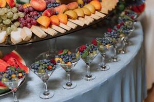 fruit buffet voor een bruiloft. assortiment van exotisch fruit in de restaurant. divers composities van vers vruchten. foto