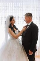 een mooi bruid met haar vader Aan haar bruiloft dag. de het beste momenten van de bruiloft dag. dochter en vader. foto