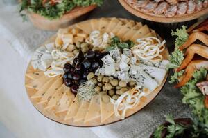 vlees en kaas snacks Aan de buffet. een buffet in een Gesloten kamer, Bij een bruiloft viering of verjaardag. boterhammen Aan spiesjes voordat de begin van de vakantie. foto