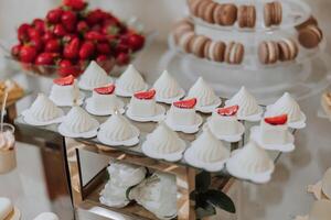 snoep bar Bij een bruiloft. heerlijk desserts. mooi decoraties. vruchten. zoet cakes Aan uw vakantie. verjaardag. zoet leven. foto