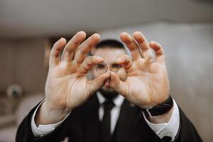 twee goud bruiloft ringen voor bruiden net zo een symbool van eeuwigheid. alles is klaar voor de bruiloft ceremonie. een aanbod van een hand- en een hart foto