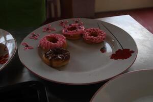 overgebleven donuts met schattig toppings foto