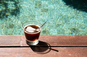 zomers ochtend- met koffie Bij aan het zwembad. foto