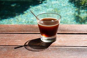 zomers ochtend- met koffie Bij aan het zwembad. foto