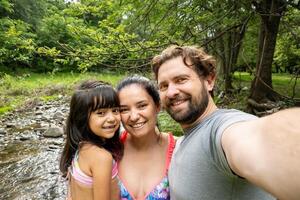 Latijns familie Aan vakantie duurt een selfie. foto