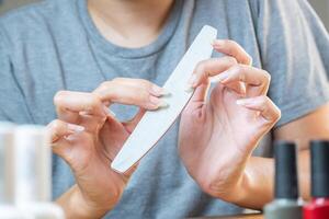 vrouw handen indienen hun nagels naar schoon omhoog onvolkomenheden voordat beginnend naar van toepassing zijn de Pools. foto