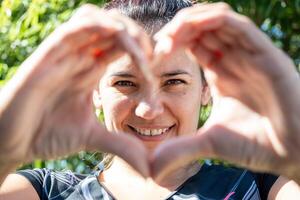 Latijns vrouw maken een hart met haar handen foto