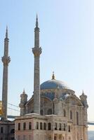 ortakoy moskee oftewel buyuk mecidiye cami verticaal foto. reizen naar Istanbul concept. foto