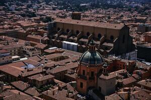 top visie van de terracotta daken van bologna, de atmosfeer van de Italiaans zomer foto