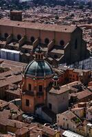 top visie van de terracotta daken van bologna, de atmosfeer van de Italiaans zomer foto